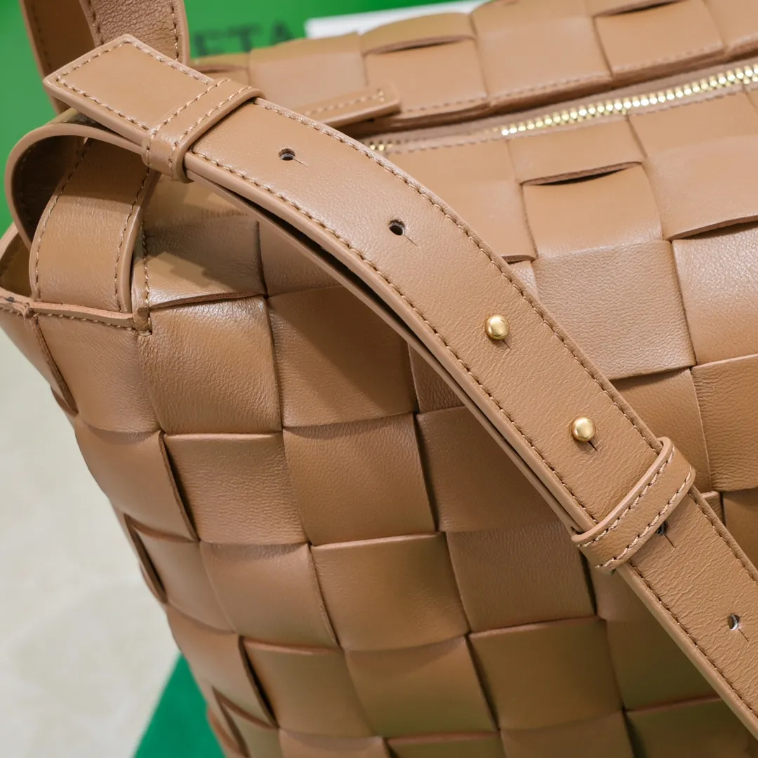 Batch 2600 BottegaVeneta What can be packed in the new bowling bag? Have you got the new bowling bag? Super large capacity ~ The key is low-key, simple and casual style ~ the fashion sense is not reduced at all. It combines BV's classic woven elements and can also be used for computers. The length of the shoulder straps can be adjusted. It is suitable for tall girls to carry. Boys also have a sunny back☀️ Style number: 7466# Size: 28*21*16